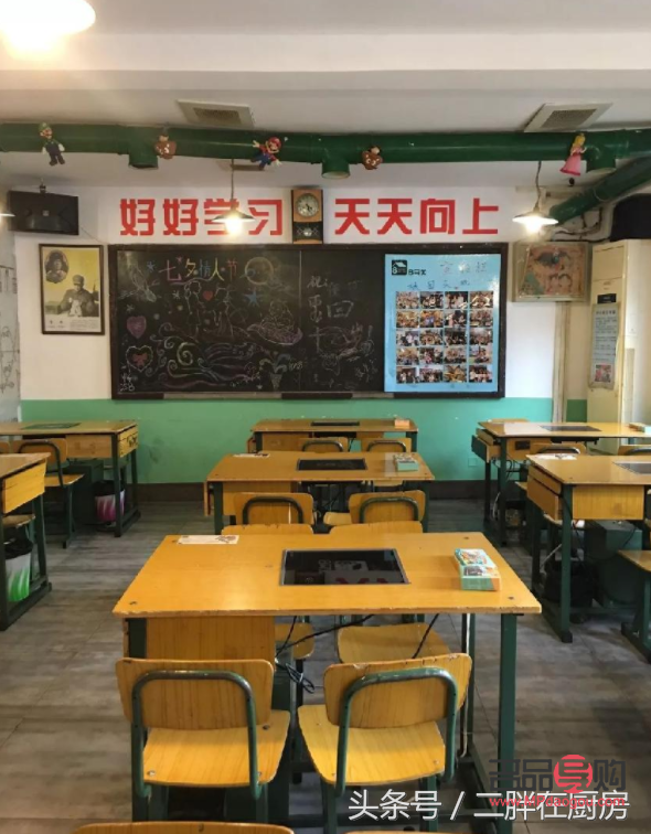 老師講桌發禮物怎么畫(老師講桌發禮物怎么畫好看)