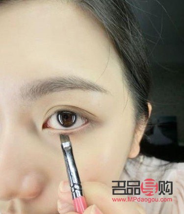 大眼精華是否需要搭配眼霜使用？