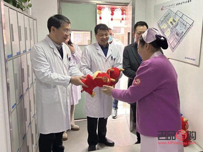 應該拿什么禮物(給領導拜年應該拿什么禮物)