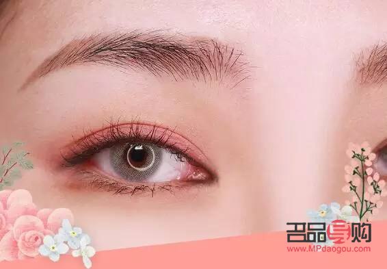 打造夢幻藍色眼妝，讓你的眼睛瞬間亮起來