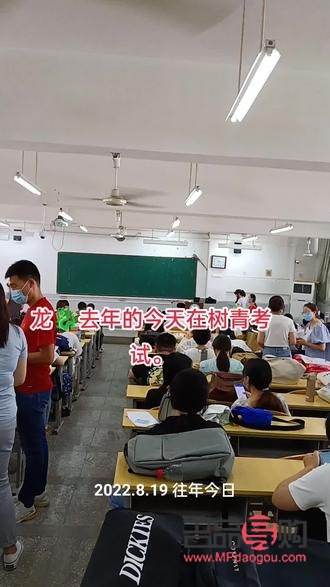 <h3>男童藍色眼影舞臺妝，展現別樣魅力</h3>
