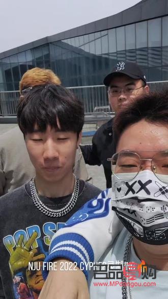 男童藍色眼影舞臺妝，展現別樣魅力