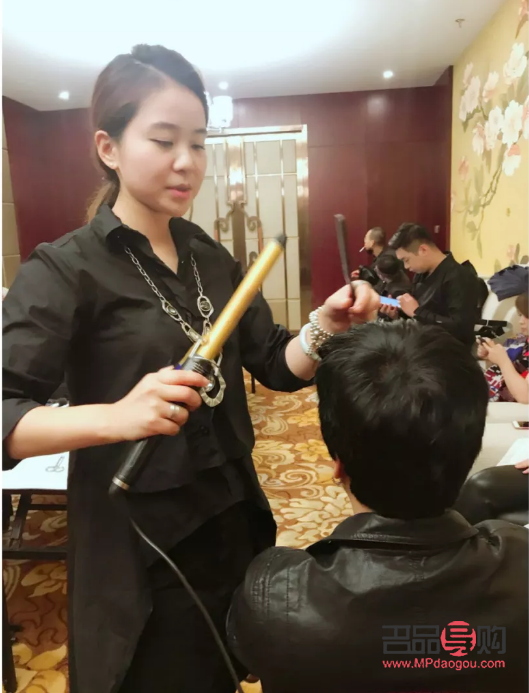 美容師事跡怎么寫(美容師事跡怎么寫簡(jiǎn)短)