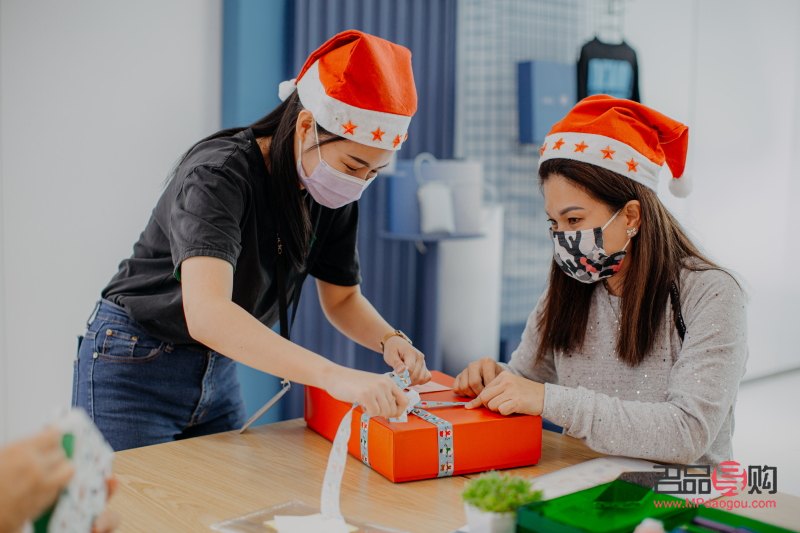 <h3>應(yīng)對(duì)同事頻繁送禮物的策略</h3>