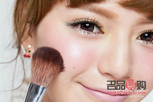 自己怎么化彩妝(自己怎么化彩妝教程)