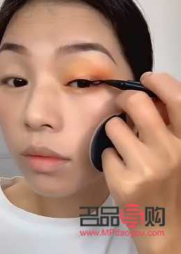 在家怎么化彩妝(在家怎么化彩妝教程)