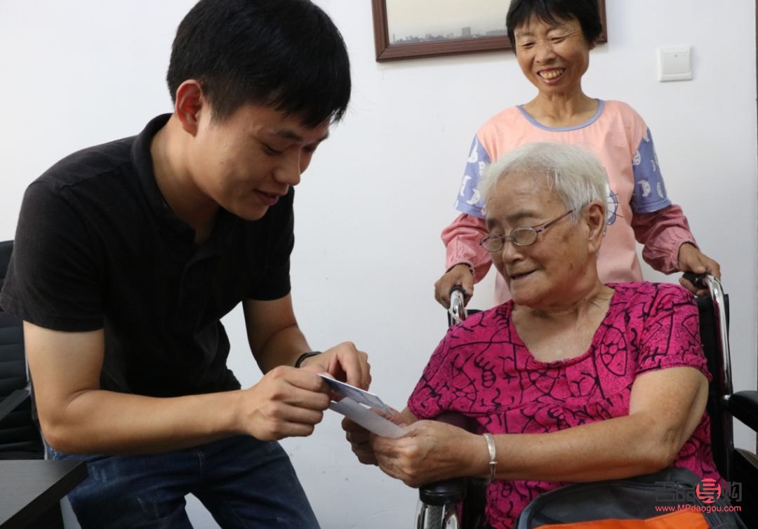 給兩個(gè)老人送什么禮物(給兩個(gè)老人送什么禮物比較好)