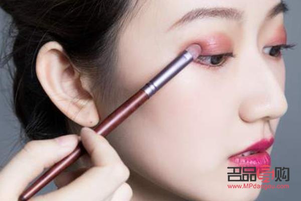彩妝怎么用的(彩妝怎么用的視頻教程)