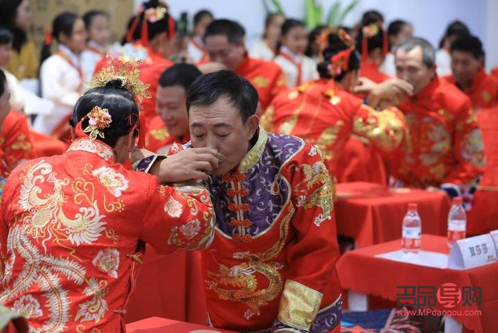 贈禮于新郎，言辭之中傳遞祝福與喜悅