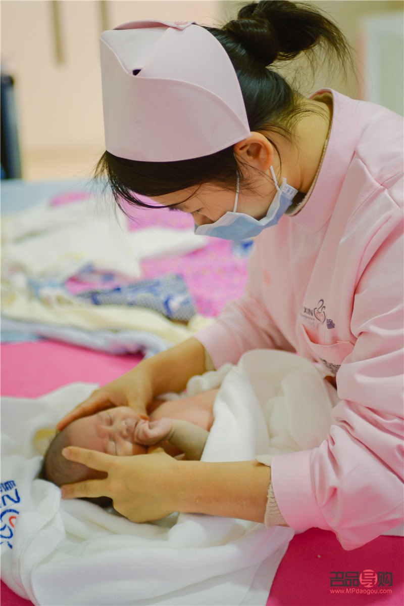 怎樣給新生兒護(hù)理身體(怎樣給新生兒護(hù)理身體健康)