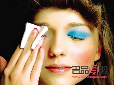 畫彩妝怎么卸妝(畫彩妝怎么卸妝最干凈)