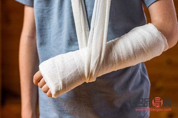 身體右邊骨折怎么護(hù)理(身體右邊骨折怎么護(hù)理最好)