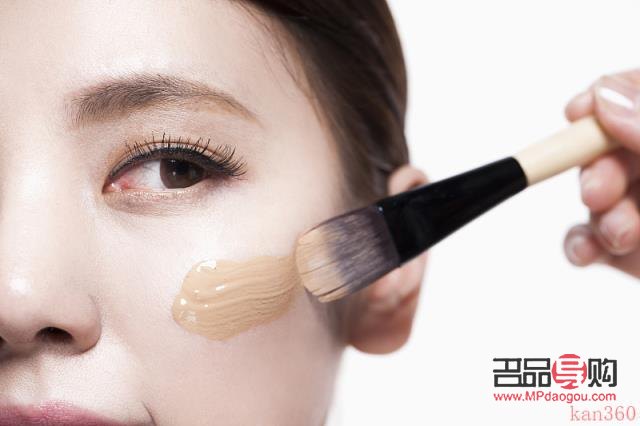 畫(huà)彩妝怎么定妝的(畫(huà)彩妝怎么定妝的視頻教程)