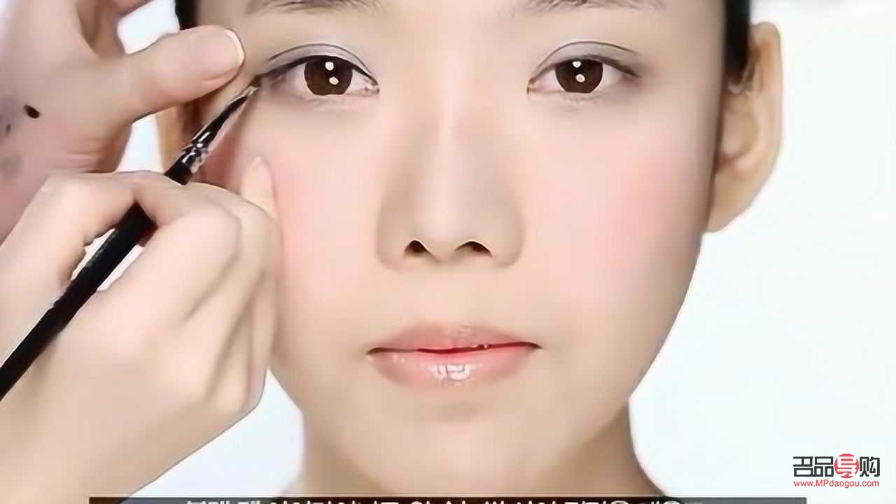 <h3>裸妝彩妝的魅力與技巧</h3>