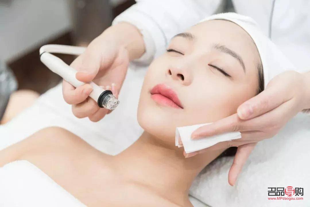 <h3>彩妝粉刺大掃除：肌膚清潔與護理全攻略</h3>