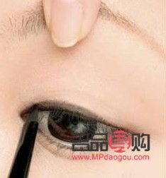 畫眼線最簡單的方法(畫眼線最簡單的方法圖片)