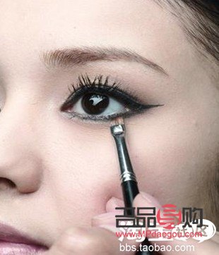 眼妝手法大揭秘：打造迷人電眼的秘訣