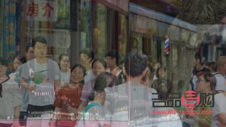 賣菜的過(guò)年發(fā)什么禮物(賣菜的過(guò)年發(fā)什么禮物好)