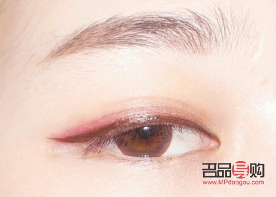 眼影大地色：自然之美，詮釋深邃眼眸