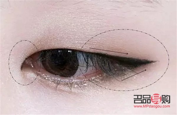 <h3>單眼皮女生如何畫眼妝？初學者必看的眼妝教程</h3>