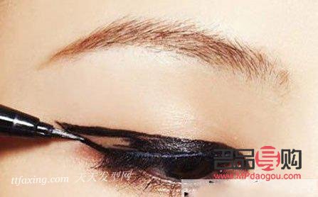 輕松掌握：簡單又好看的眼線液畫眼線教程