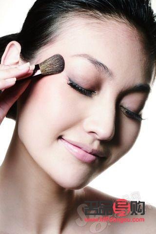 彩妝壓盤技巧大揭秘：打造完美妝容的關鍵步驟