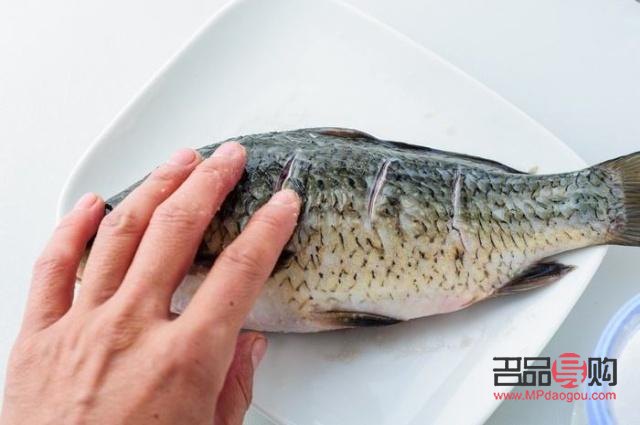 身體干燥破皮怎么護(hù)理(身體干燥破皮怎么護(hù)理好)