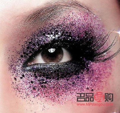 <h3>舞臺(tái)眼妝：炫目璀璨，展現(xiàn)無(wú)限魅力</h3>