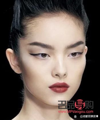 女人擁有丹鳳眼特征，魅力四溢展風華