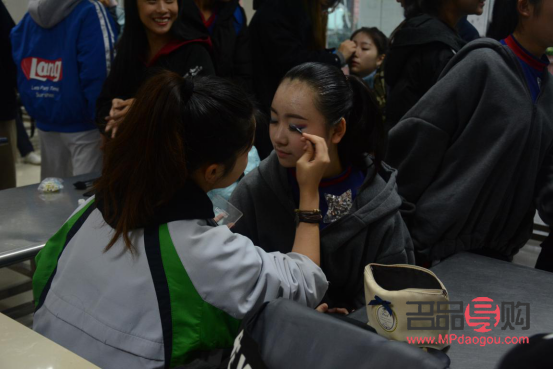 中專怎么學彩妝(中專怎么學彩妝專業)