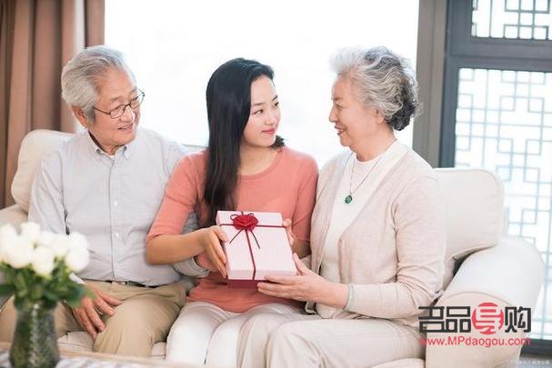 認干媽給什么禮物(認干媽給什么禮物比較好)