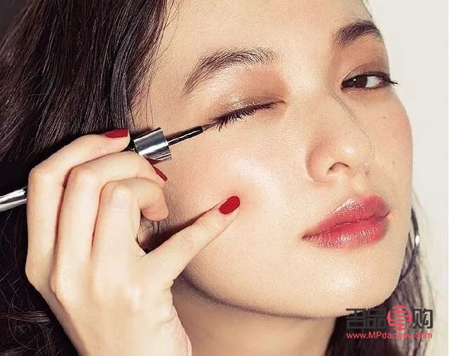 探秘日本彩妝：精致、時尚與匠心獨具的化妝藝術