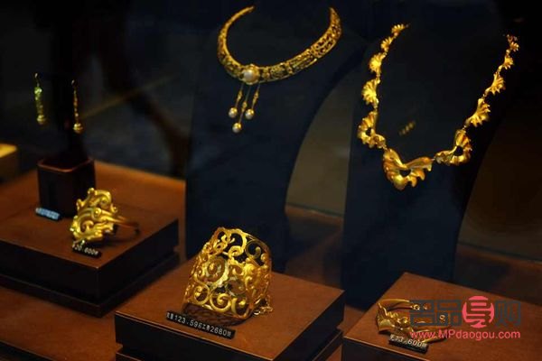 <h3>菜市口菜百黃金店：黃金珠寶的璀璨世界</h3>