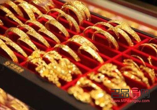 一般金店都回收黃金嗎(一般金店都回收黃金嗎老鳳祥店內(nèi)回收黃金價(jià)多少錢一克)