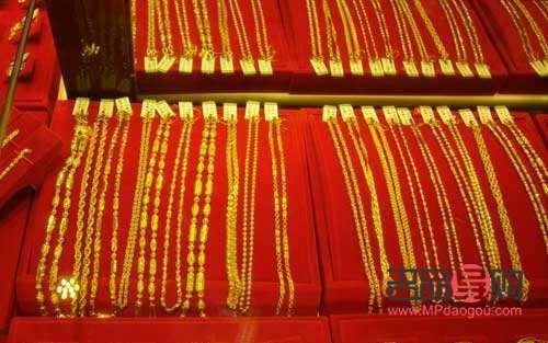 一般金店都回收黃金嗎(一般金店都回收黃金嗎老鳳祥店內(nèi)回收黃金價(jià)多少錢一克)