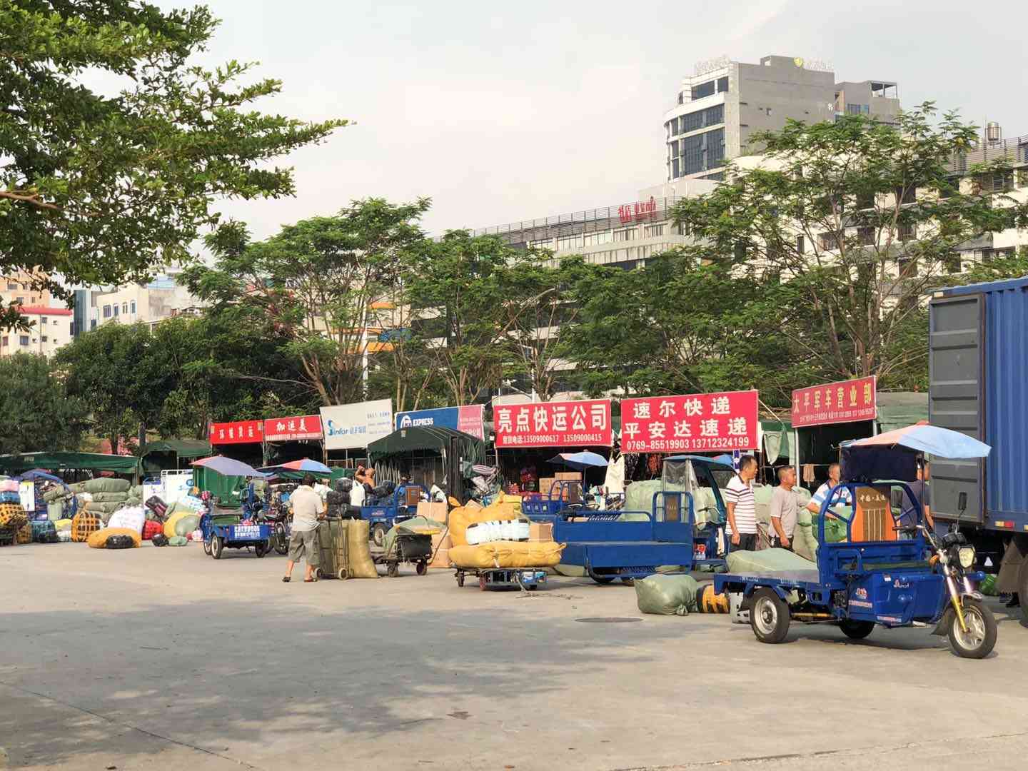 東莞：虎門最大的服裝批發(fā)市場，富民時裝城，銷往世界各地
