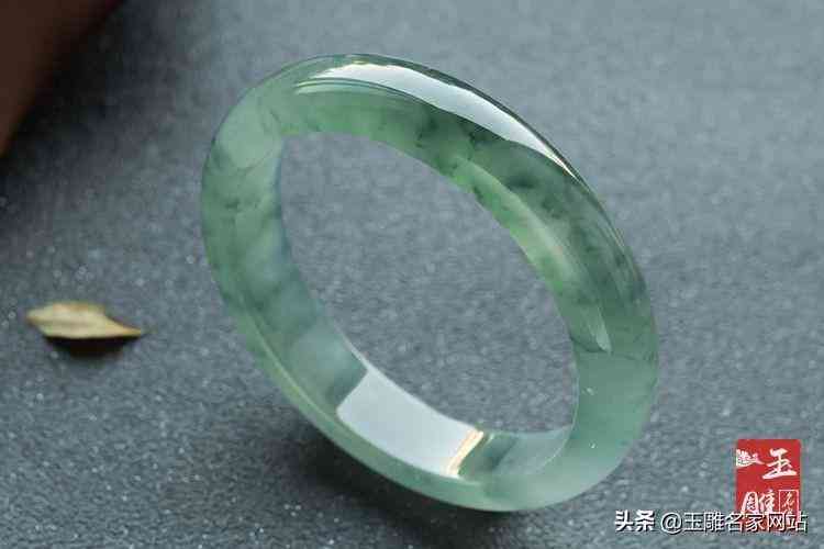 真的玉手鐲最低多少錢(真的玉手鐲多少價位)