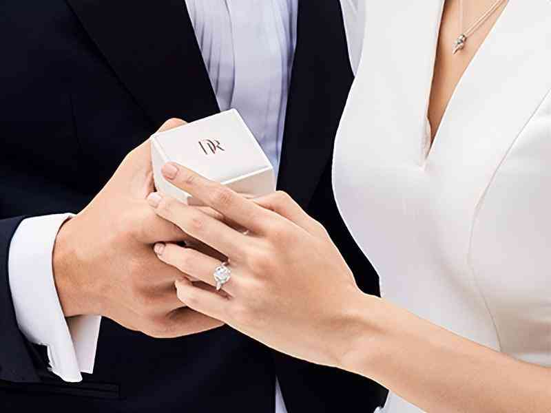 求婚戒指買多少價位的(求婚戒指價格多少合適)