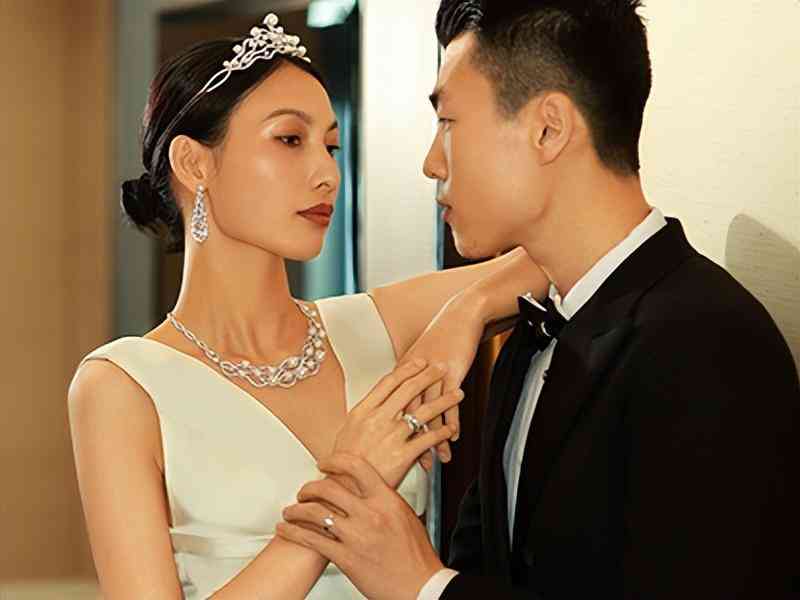 結婚戒指戴哪個手指男女有區別嗎(男女生結婚戒指戴哪個手指)