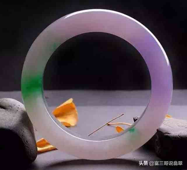 春帶彩翡翠手鐲(春帶彩翡翠手鐲圖片及價(jià)格)