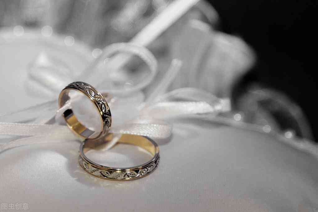 結(jié)婚戒指戴哪個(gè)手指女生(結(jié)婚戒指女的戴哪個(gè)手指)