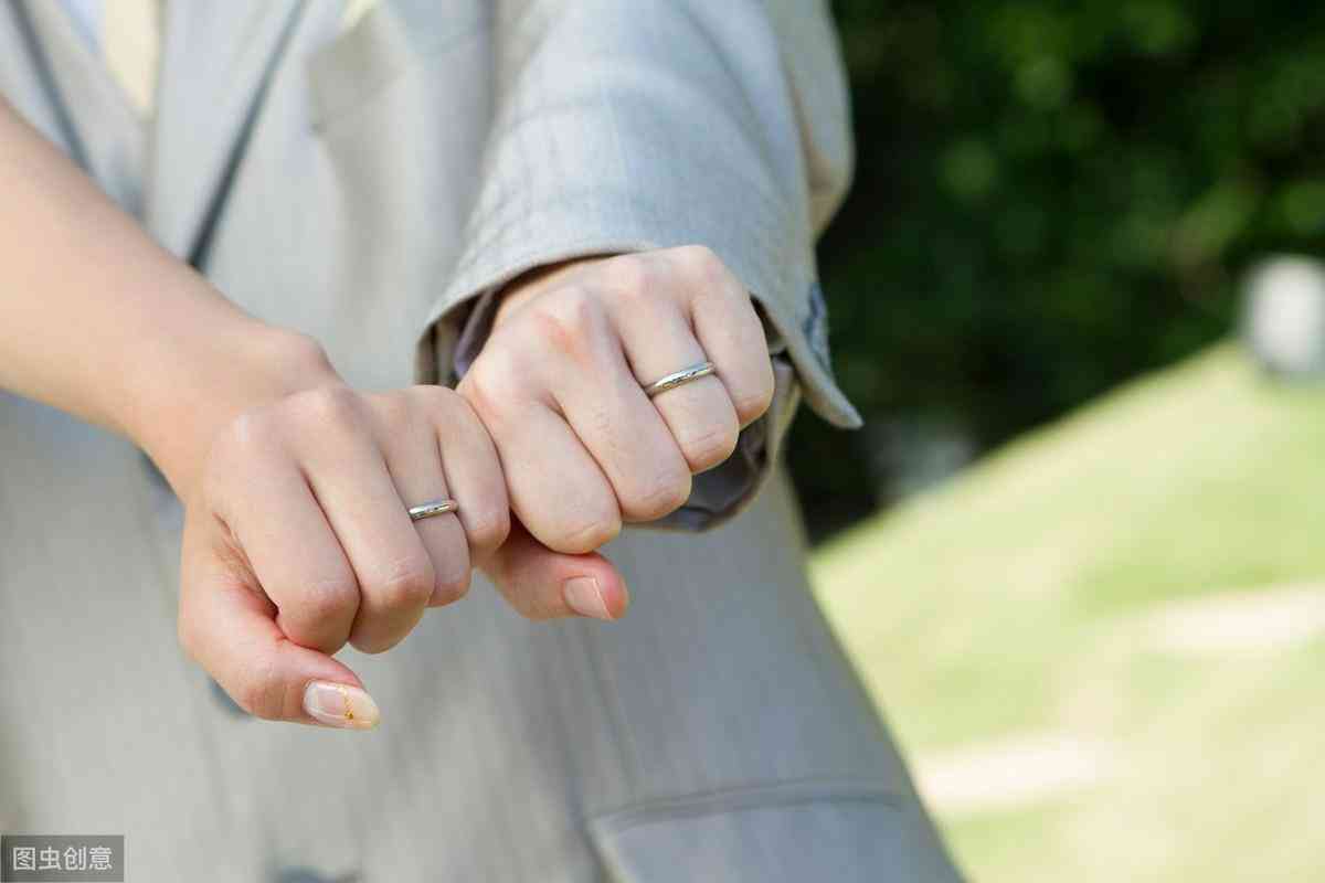 男士訂婚戒指戴哪只手(求婚戒指男方戴哪個手)