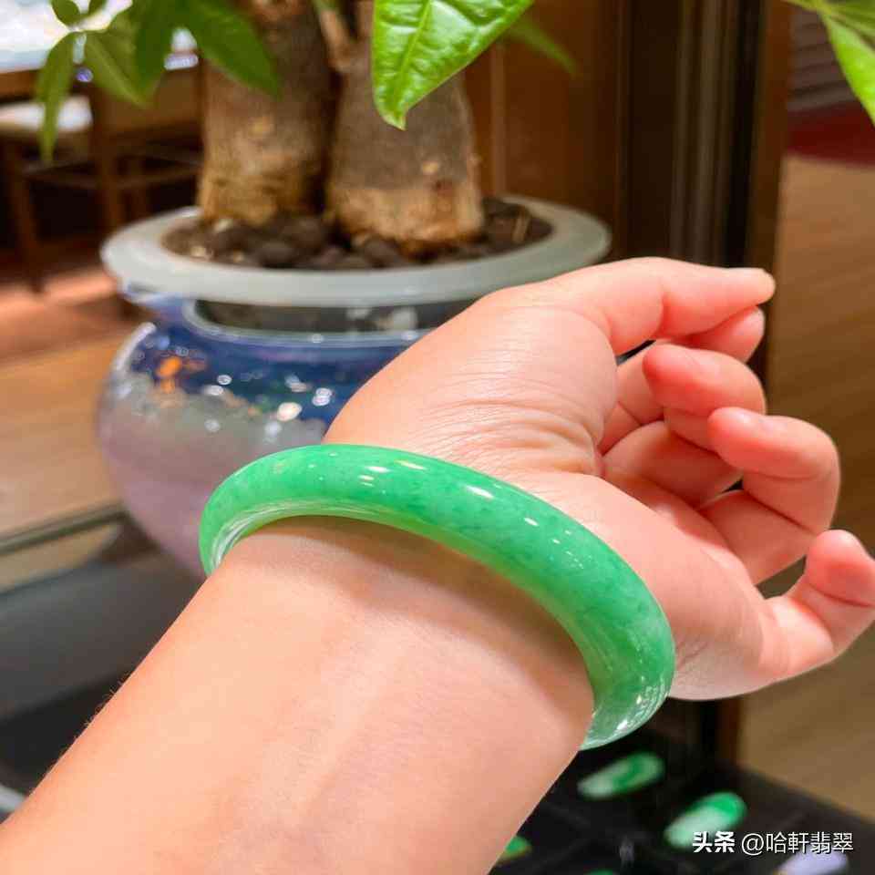 玉髓手鐲多少錢一克(一只玉髓鐲子的價格)