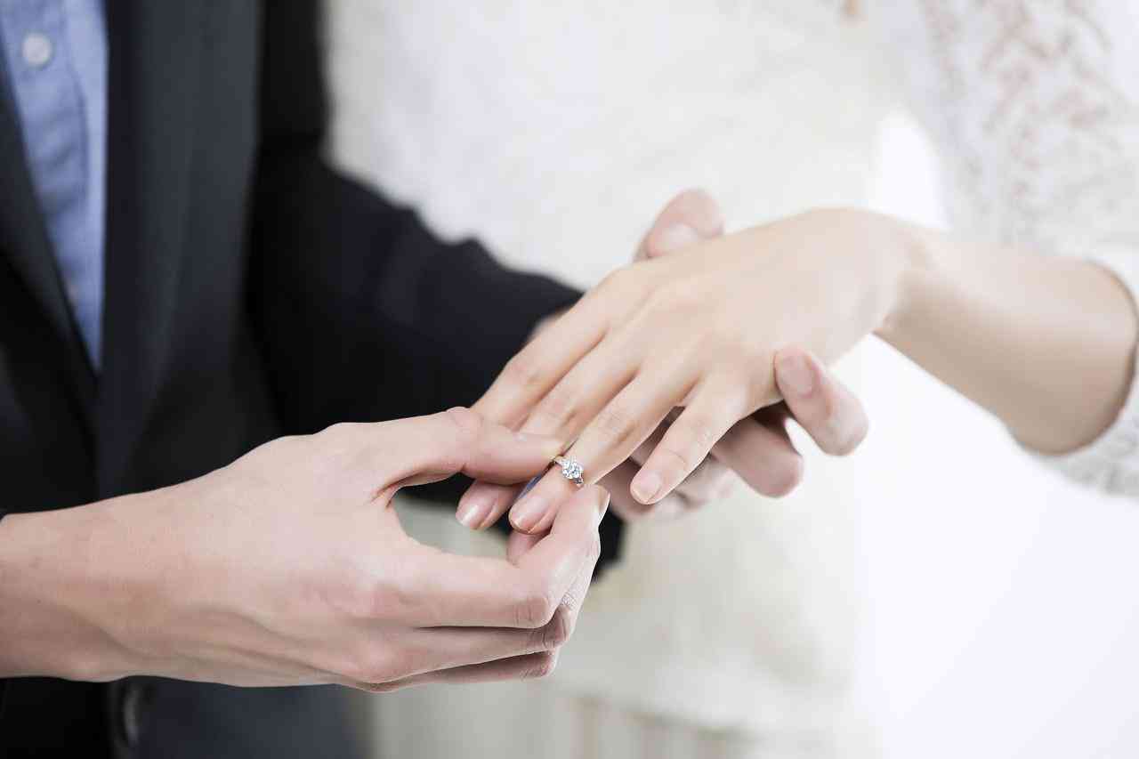訂婚和結婚要買兩次戒指嗎(結婚要買兩對戒指嗎)