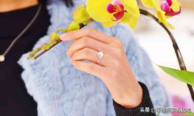 男女戴戒指分左右手嗎(男女戴婚戒分左右手嗎)