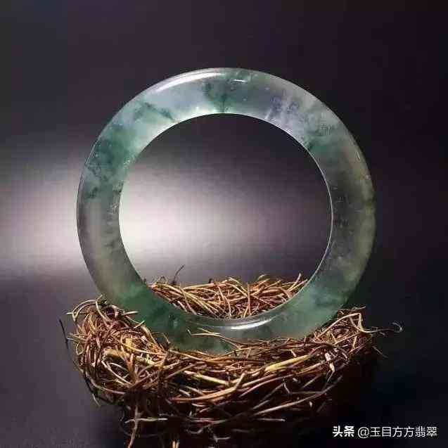 如何分辨翡翠等級(翡翠如何劃分等級)