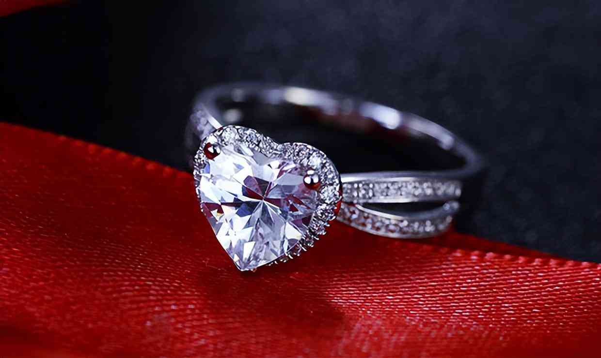 訂婚戒指什么價位合適(結婚戒指買什么價位的)