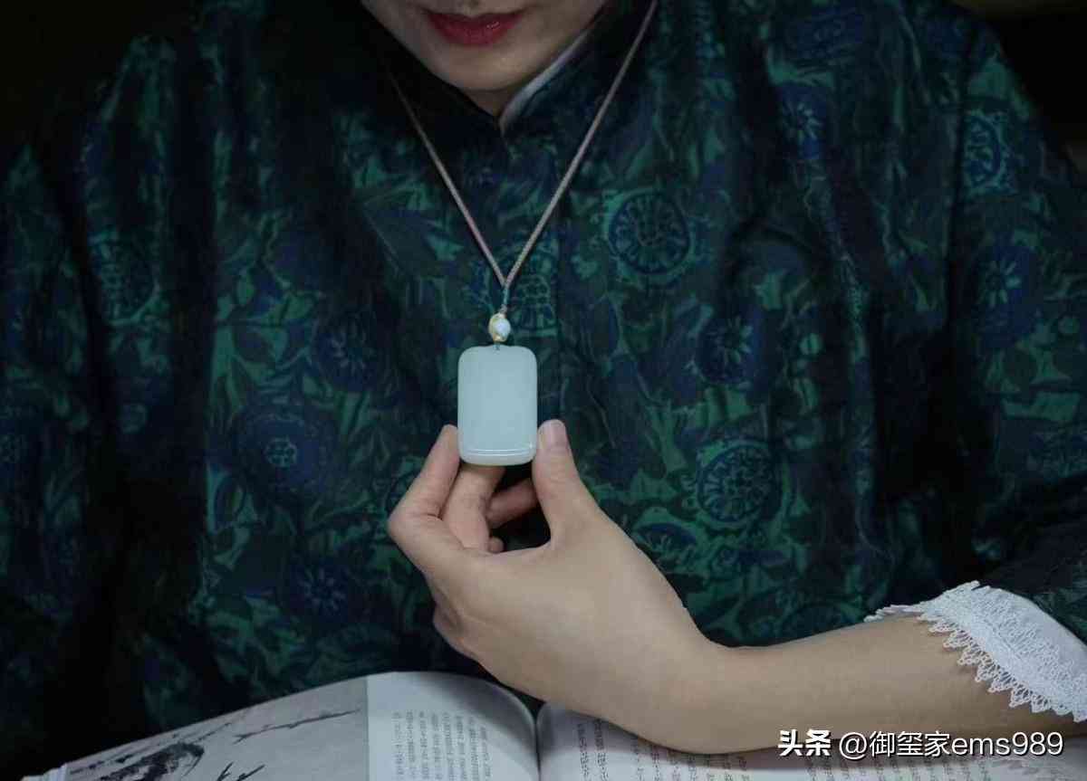 女士戴白玉還是碧玉好(女人戴白玉好嗎)