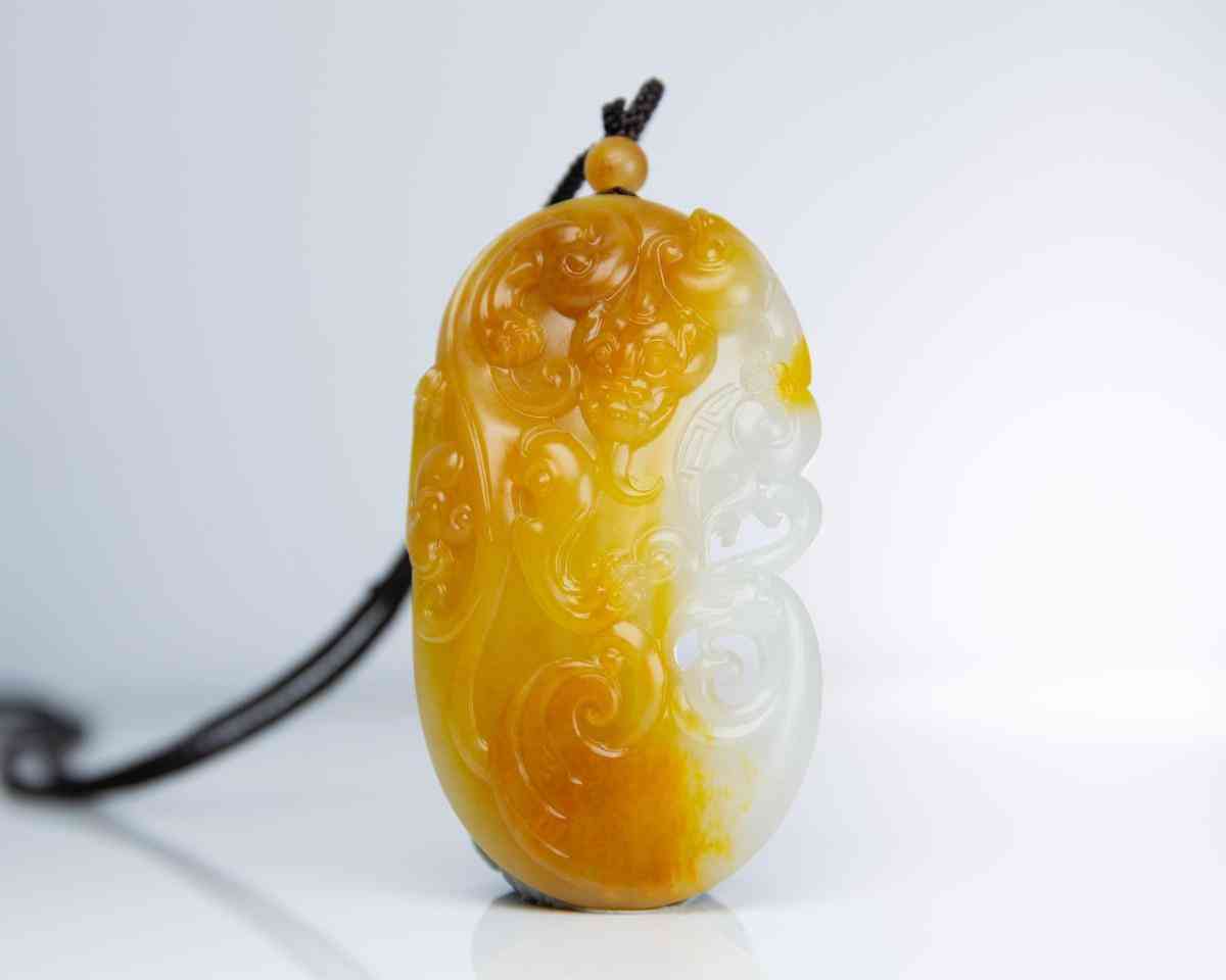 怎么分辨和田玉的好壞(真玉和假玉在燈光下有啥區別)