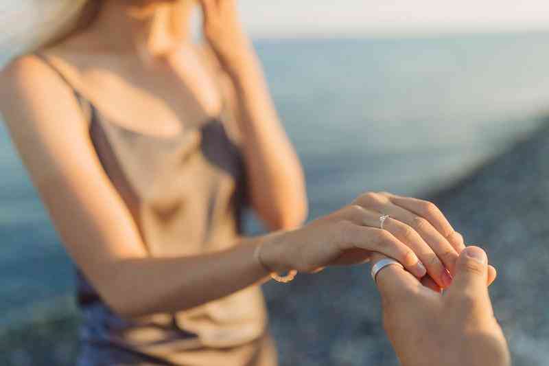 結(jié)婚戒指怎么戴男和女(男女婚戒的正確戴法圖)